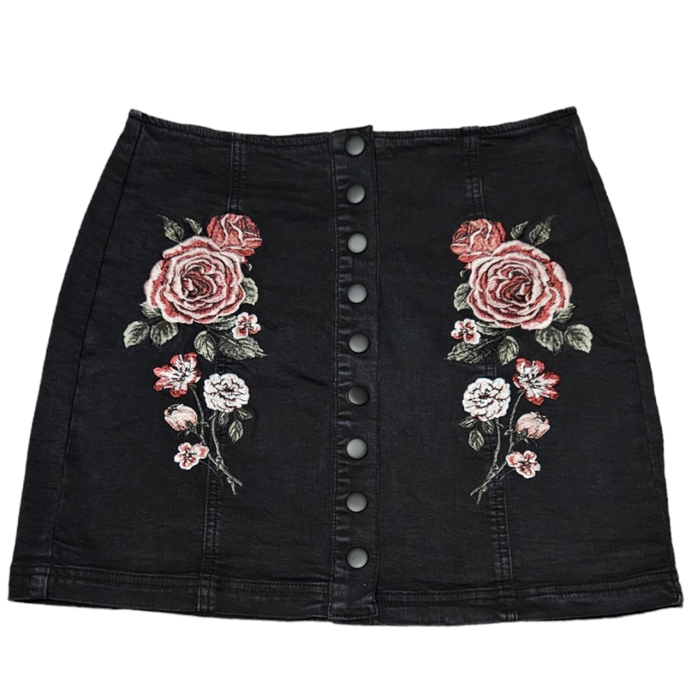 Kendall & Kylie Rose Embroidered Black Mini Skirt Size 27 Full Snap Front
